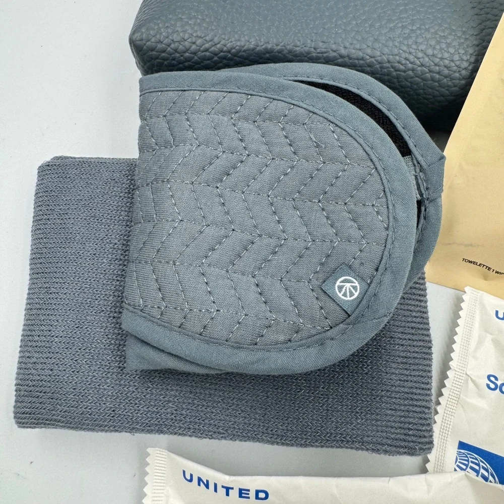 Therabody Amenity Kit Grey‎ United Airlines Arrive Revived